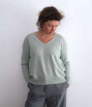 Load the image into the gallery viewer, Esisto Cashmere V-Neck Sweater