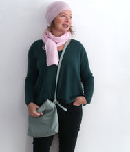 Laden Sie das Bild in den Galerie-Viewer, Les tricots de Léa Kaschmir Pullover Monjako V-Ausschnitt