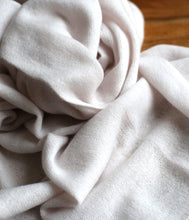 Laden Sie das Bild in den Galerie-Viewer, Esisto Kaschmir Plaid