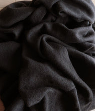 Laden Sie das Bild in den Galerie-Viewer, Esisto Kaschmir Plaid