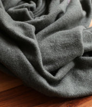 Laden Sie das Bild in den Galerie-Viewer, Esisto Kaschmir Plaid