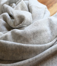 Laden Sie das Bild in den Galerie-Viewer, Esisto Kaschmir Plaid