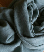 Laden Sie das Bild in den Galerie-Viewer, Esisto Kaschmir Plaid