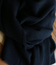 Laden Sie das Bild in den Galerie-Viewer, Esisto Kaschmir Plaid