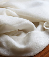 Laden Sie das Bild in den Galerie-Viewer, Esisto Kaschmir Schal