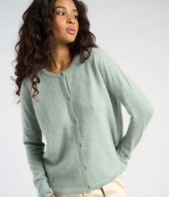 Load the image into the gallery viewer, Les tricots de Léa Wolle-Kaschmir Strickjacke Gigy Rundhals-Ausschnitt