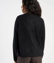 Load the image into the gallery viewer, Les tricots de Léa Wolle-Kaschmir Strickjacke Gigy Rundhals-Ausschnitt