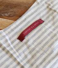 Laden Sie das Bild in den Galerie-Viewer, The Shirt Project Viskose-Mix Shirt Rundhalsausschnitt Langarm Streifen