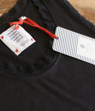 Laden Sie das Bild in den Galerie-Viewer, The Shirt Project Viskose-Mix Top mit Spitze
