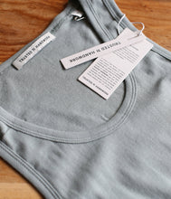 Laden Sie das Bild in den Galerie-Viewer, Trusted Handwork Bio-Baumwoll Top St. Tropez Feinripp Rundhalsausschnitt