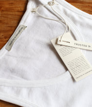 Laden Sie das Bild in den Galerie-Viewer, Trusted Handwork Bio-Baumwoll Top St. Tropez Feinripp Rundhalsausschnitt