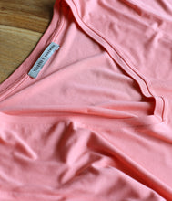 Laden Sie das Bild in den Galerie-Viewer, Trusted Handwork Viskose-Mix T-Shirt Nanterre V-Ausschnitt Kurzarm