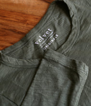 Laden Sie das Bild in den Galerie-Viewer, Velvet by Graham and Spencer Baumwoll Shirt Lizzie Rundhalsausschnitt Langarm