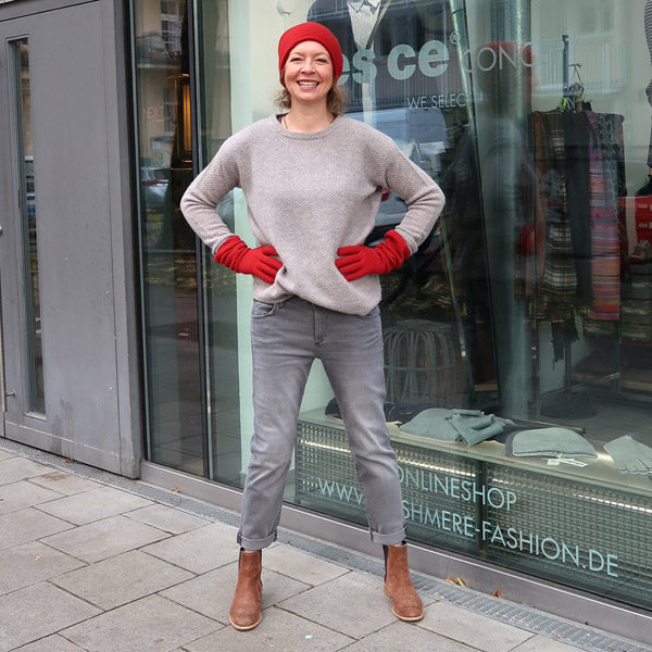 Kaschmir Mütze und Handschuhe Rot, Kaschmir Pullover beige, Cambio Hose Grau, Belleamie Stiefeletten Cognac