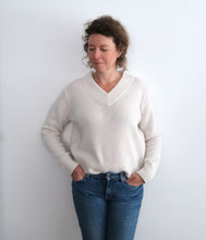 Load the image into the gallery viewer, Esisto cashmere jumper V-neck long sleeve
