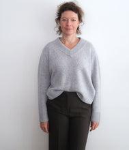 Load the image into the gallery viewer, Esisto cashmere jumper V-neck long sleeve

