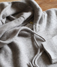 Load the image into the gallery viewer, Les tricots de Léa cashmere hooded jumper Mababey
