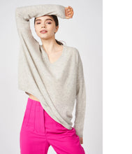 Load the image into the gallery viewer, Les tricots de Léa Cashmere Sweater Monjako V-neck
