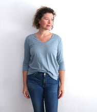 Laden Sie das Bild in den Galerie-Viewer, Majestic Filatures Leinen-Mix Shirt V-Ausschnitt
