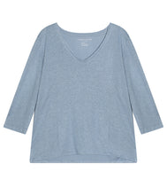 Laden Sie das Bild in den Galerie-Viewer, Majestic Filatures Leinen-Mix Shirt V-Ausschnitt
