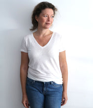 Load the image into the gallery viewer, Majestic Filatures linen mix shirt V-neck short sleeve
