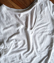 Load the image into the gallery viewer, Majestic Filatures linen mix shirt V-neck short sleeve
