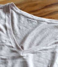 Laden Sie das Bild in den Galerie-Viewer, Majestic Filatures Leinen-Mix Shirt V-Ausschnitt
