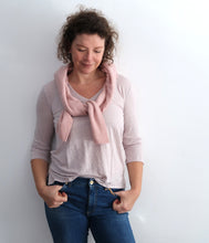 Laden Sie das Bild in den Galerie-Viewer, Majestic Filatures Leinen-Mix Shirt V-Ausschnitt
