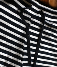 Laden Sie das Bild in den Galerie-Viewer, The Shirt Project Bio Baumwoll Streifen Sweat Short
