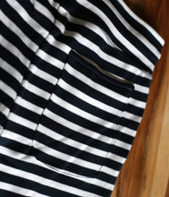 Laden Sie das Bild in den Galerie-Viewer, The Shirt Project Bio Baumwoll Streifen Sweat Short
