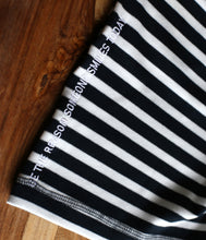 Laden Sie das Bild in den Galerie-Viewer, The Shirt Project Bio Baumwoll Streifen Sweat Short
