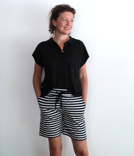 Laden Sie das Bild in den Galerie-Viewer, The Shirt Project Bio Baumwoll Streifen Sweat Short
