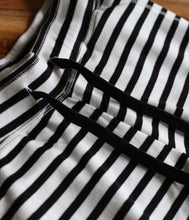 Laden Sie das Bild in den Galerie-Viewer, The Shirt Project Bio Baumwoll Streifen Sweat Short
