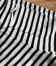 Laden Sie das Bild in den Galerie-Viewer, The Shirt Project Bio Baumwoll Streifen Sweat Short
