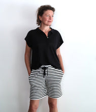 Laden Sie das Bild in den Galerie-Viewer, The Shirt Project Bio Baumwoll Streifen Sweat Short
