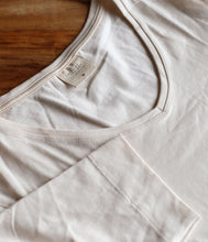Laden Sie das Bild in den Galerie-Viewer, The Shirt Project Organic Baumwolle-Modal-Mix Shirt V-Ausschnitt Halbarm
