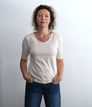 Laden Sie das Bild in den Galerie-Viewer, The Shirt Project Organic Baumwolle-Modal-Mix Shirt V-Ausschnitt Halbarm
