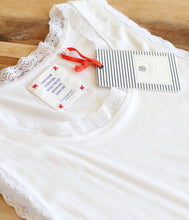 Load the image into the gallery viewer, The Shirt Project Viskose-Mix Top mit Spitze
