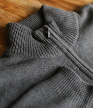 Load the image into the gallery viewer, engage Herren recycled Kaschmir Pullover Zip Kragen
