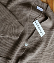 Load the image into the gallery viewer, engage recycled Kaschmir Strickjacke Strukturstrick
