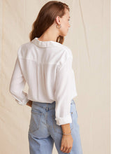 Laden Sie das Bild in den Galerie-Viewer, Bella Dahl Bluse Two Pocket Classic
