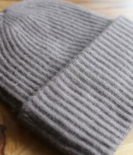 Load the image into the gallery viewer, Esisto Cashmere Beanie Hat
