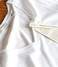 Laden Sie das Bild in den Galerie-Viewer, Trusted Handwork Baumwoll T-Shirt Toulouse V-Ausschnitt Kurzarm
