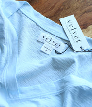 Laden Sie das Bild in den Galerie-Viewer, Velvet by Graham and Spencer Baumwoll Shirt Jill V-Ausschnitt Kurzarm
